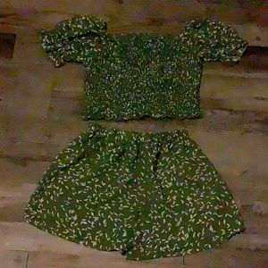 Shoulder-less crop top and shorts set!